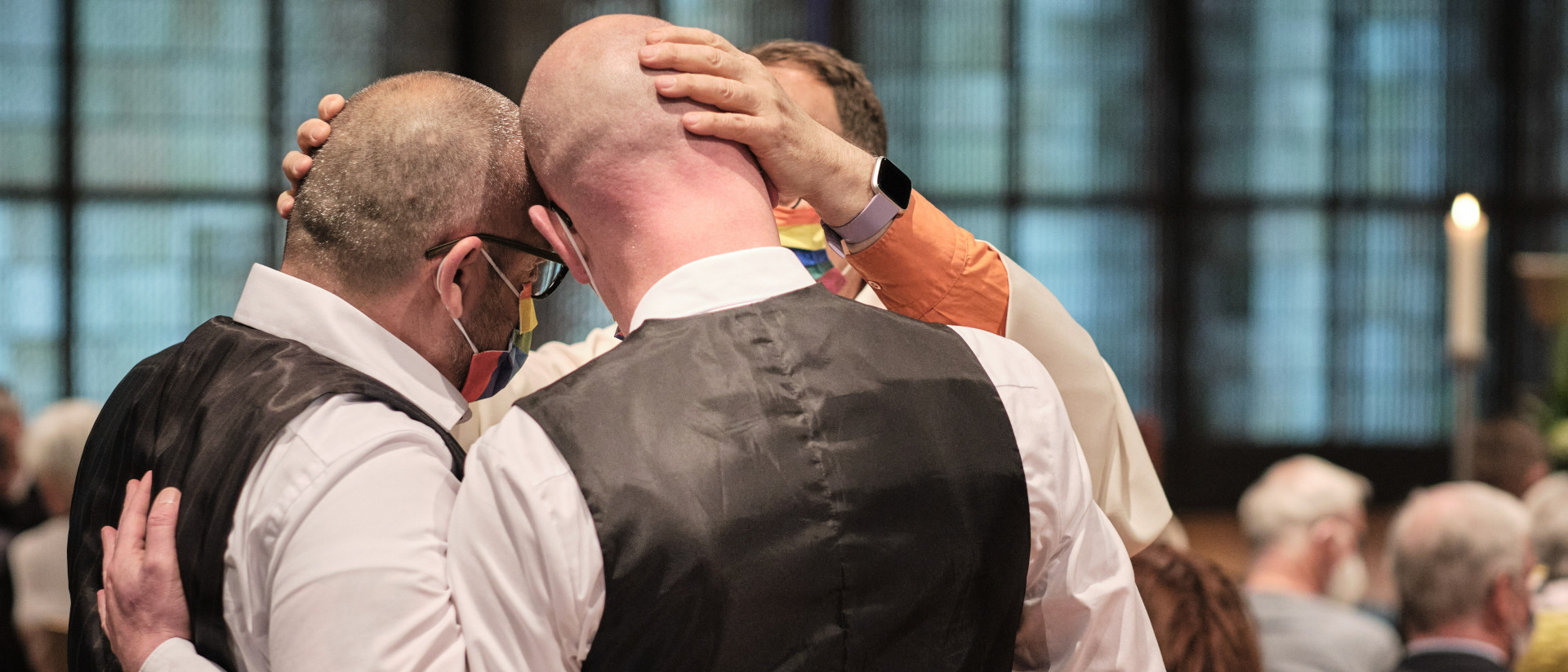 Ein homosexuelles Paar wird im Gottesdienst gesegnet.