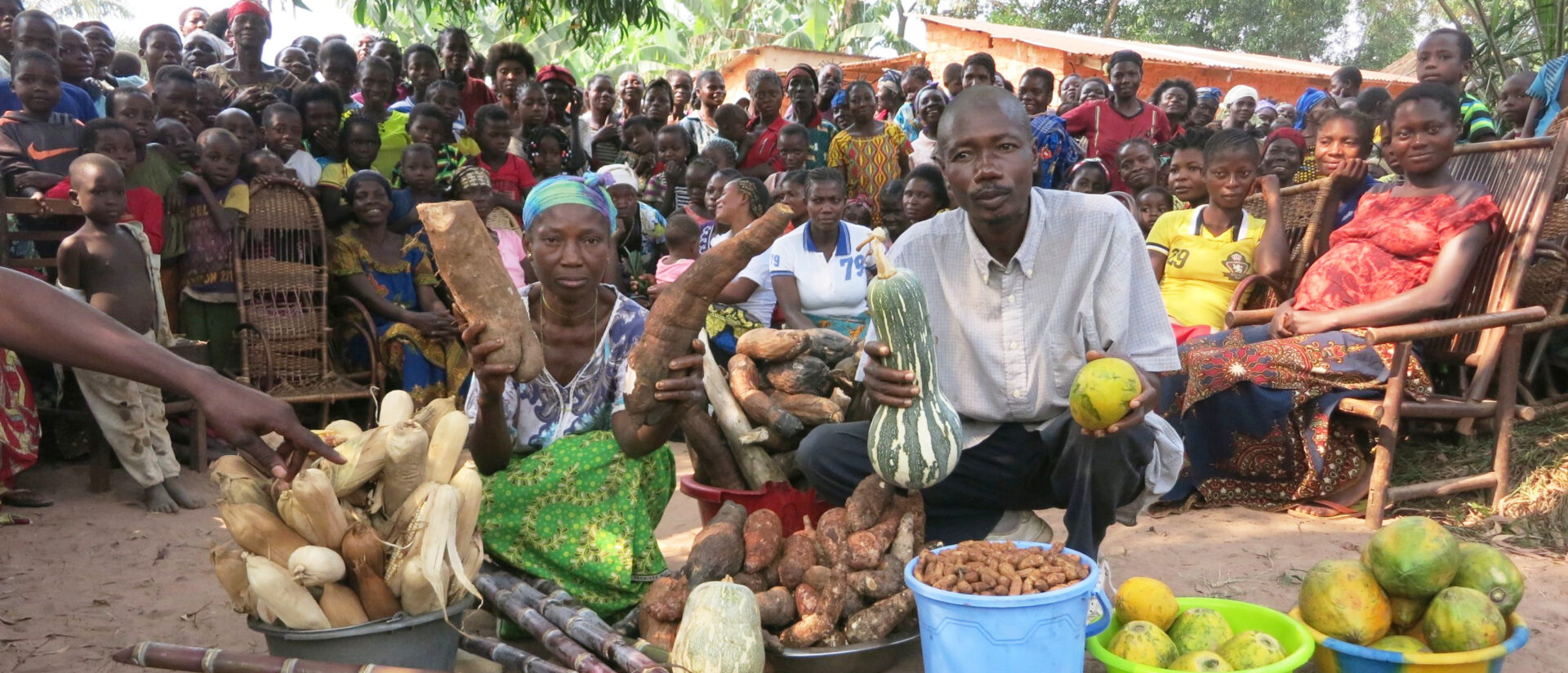 Reichliche Palette: Dorfgruppe, die von Fastenaktion unterstützt wird, mit ihrer Produktion von Nahrungsmitteln im Kongo.