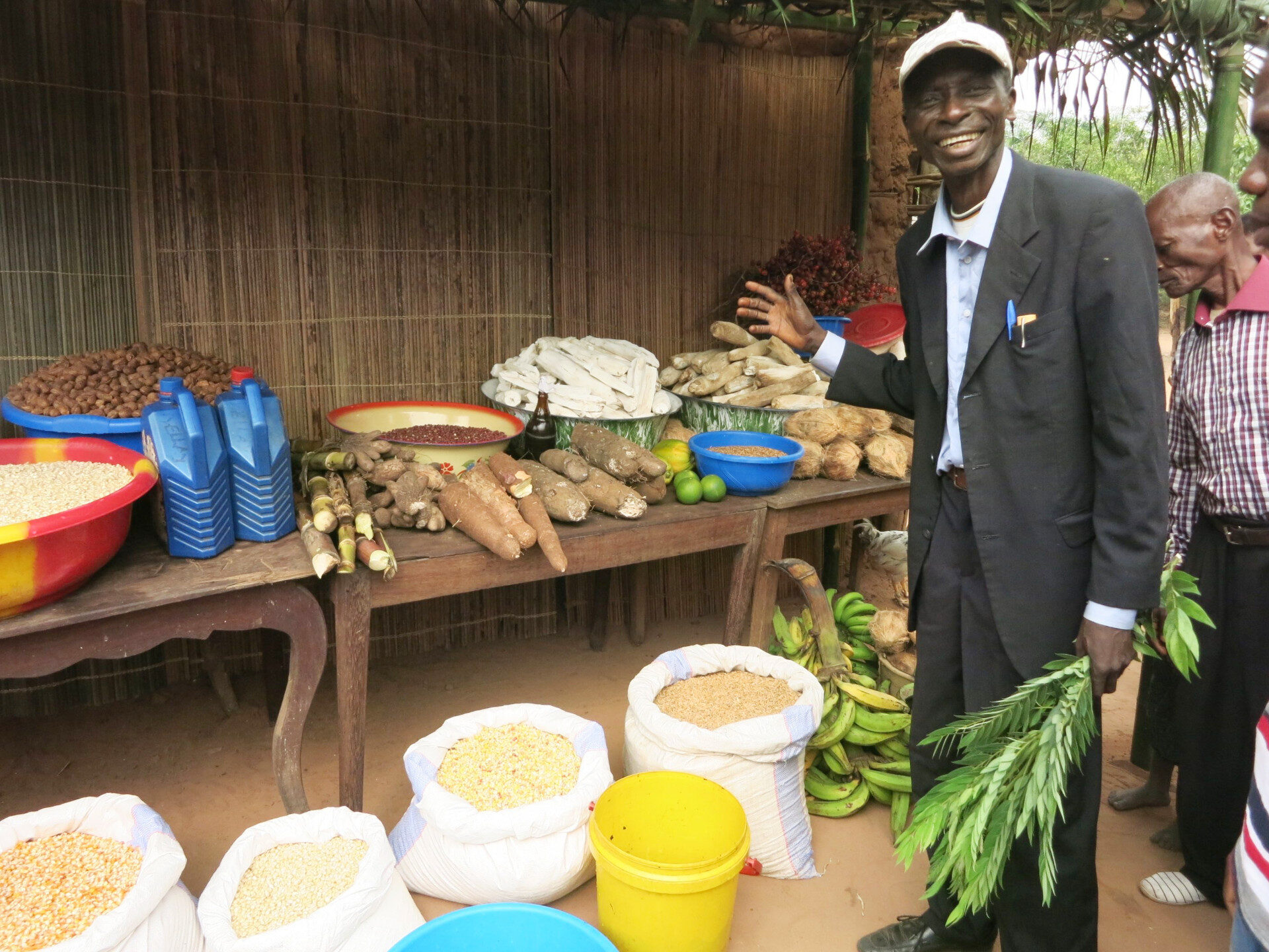 Reiche Ernte: Der Leiter einer Dorfgruppe im Kongo zeigt die Produktion der Gruppe.