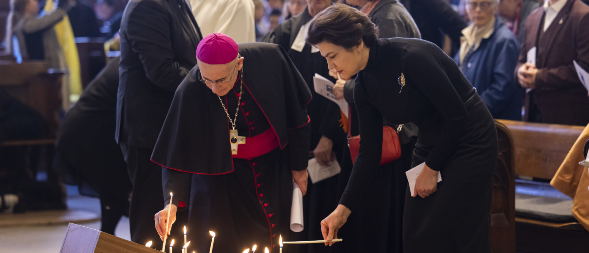 Bischof Joseph Bonnmain und die ukrainische Botschafterin Venediktova Iryna beim Friedensgebet in Bern.
