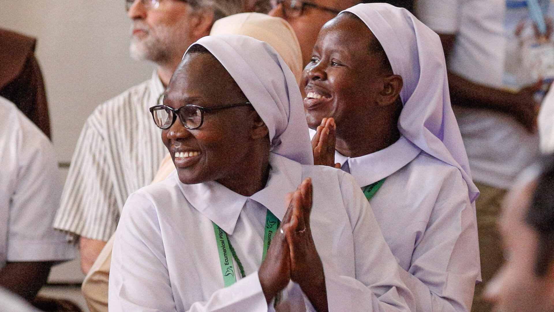 Ordensschwestern feiern die Ankunft von Papst Franziskus im Südsudan.