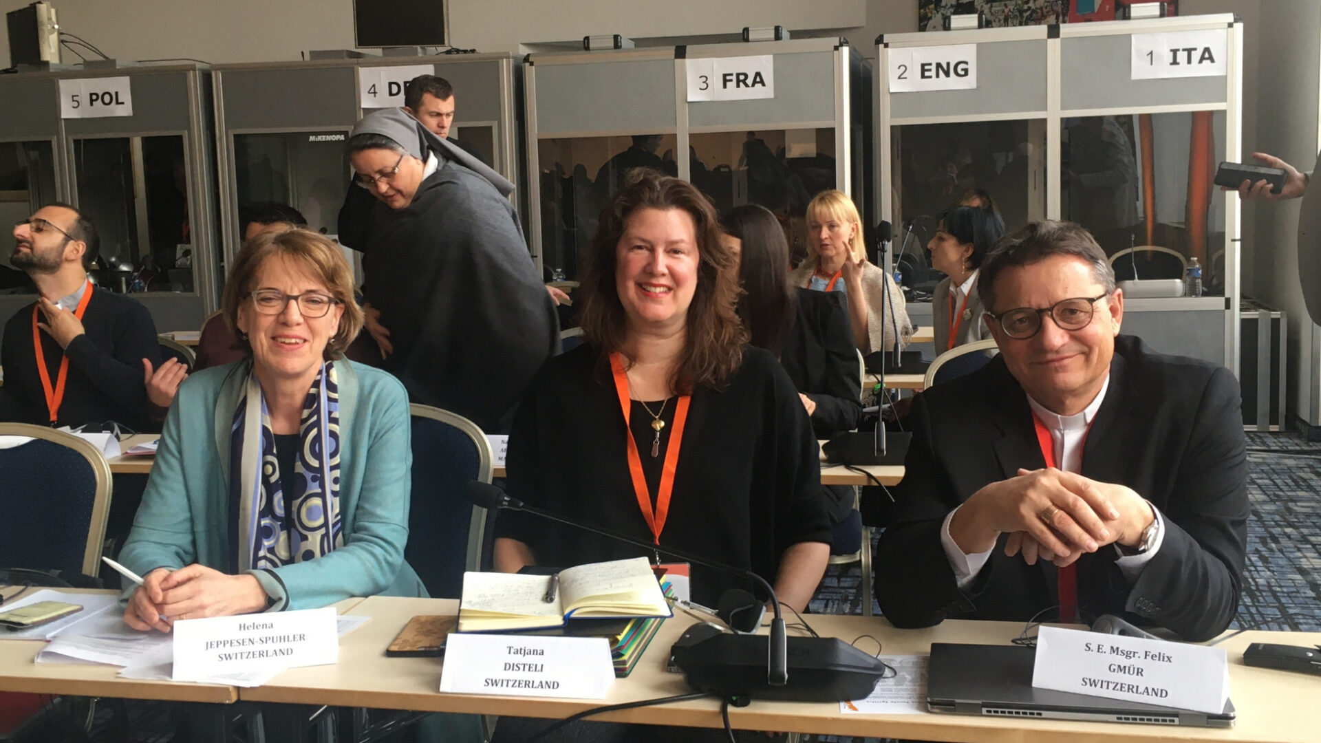Von links: Helena Jeppesen, Tatjana Disteli und Bischof Felix Gmür