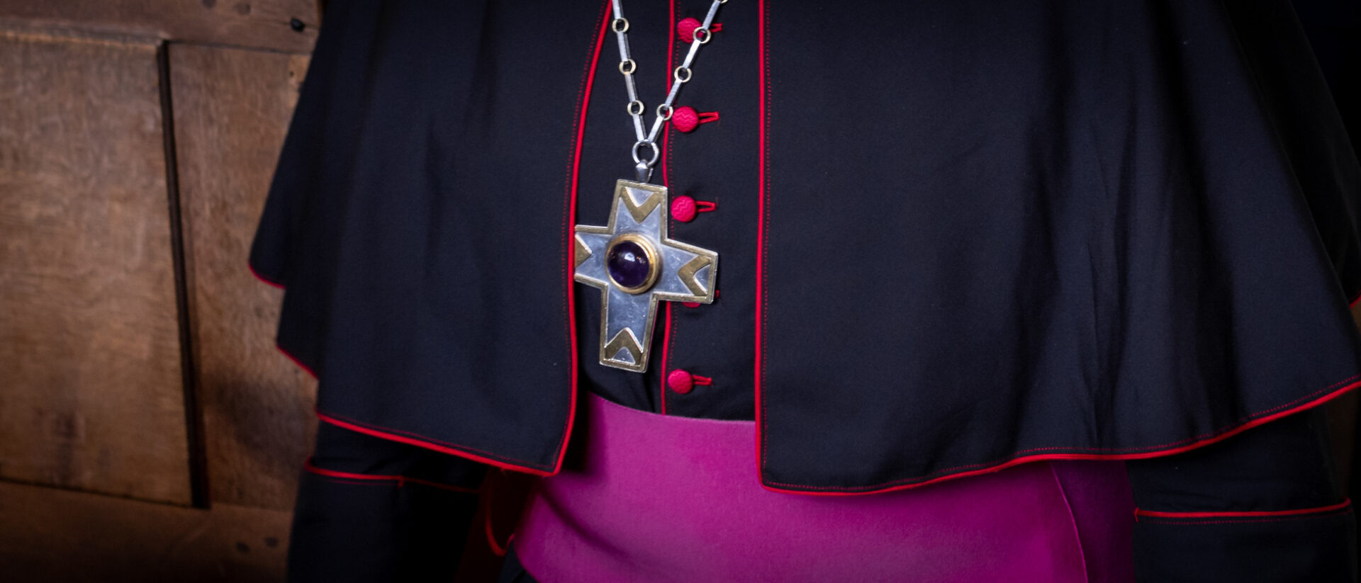 Bischof Joseph Bonnemain trägt das Kreuz mit der Bruder Klaus Reliquie