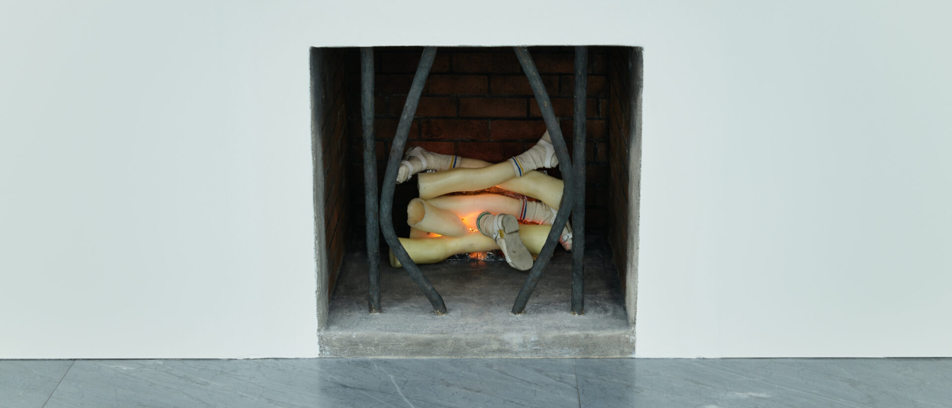 Kinderbeine im Kamin – Objekt des US-Künstlers Robert Gober im Kunstmuseum Basel.