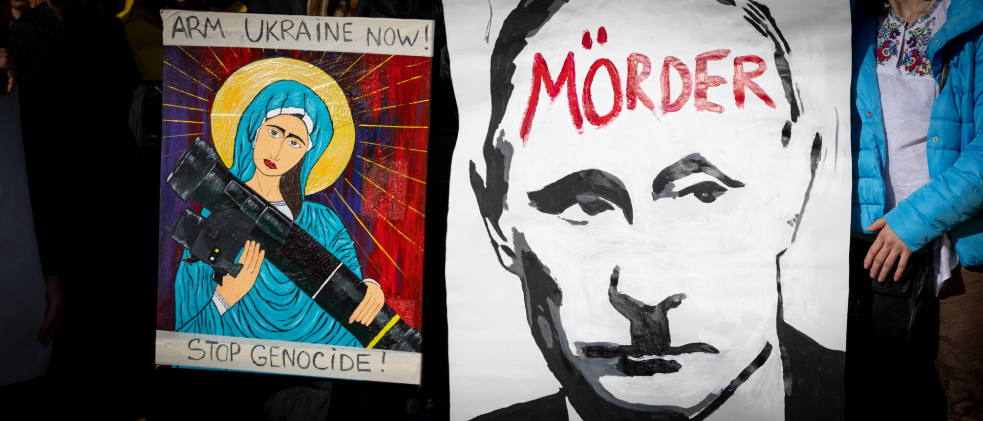 Madonna mit Waffe, Putin mit Hitler-Bart: Demo vor der russischen Botschaft in Bern.