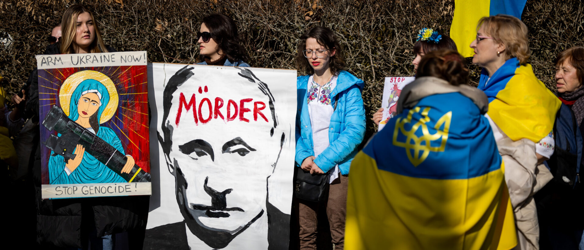 Anti-Putin-Demo: bewaffnete Madonna und Putin mit Hitler-Bart.