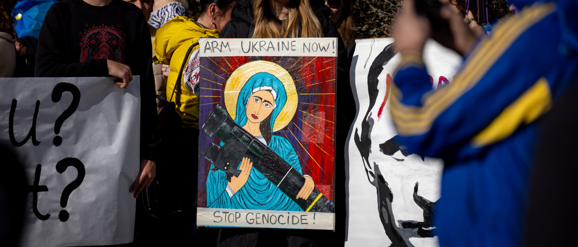 Bewaffnete Madonna: Demo vor der russischen Botschaft in Bern.
