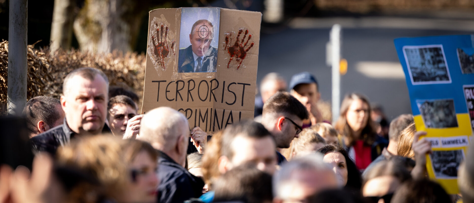 Demo vor der russischen Botschaft in Bern.
