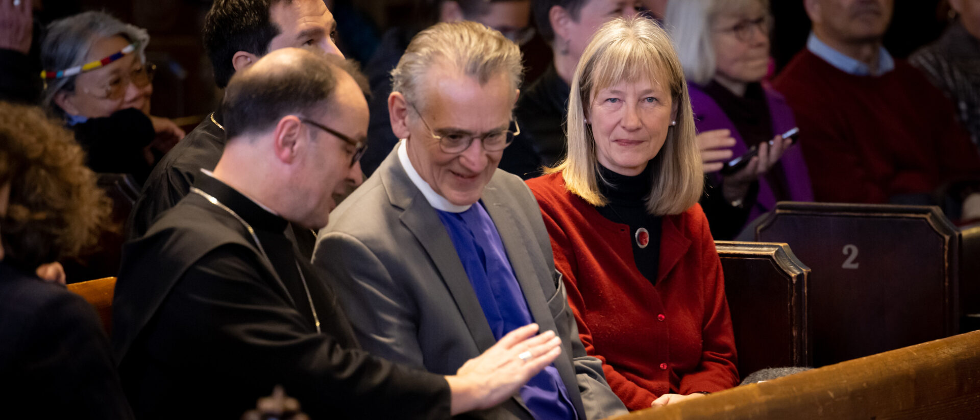 Gunda Brüske (rechts) beim Friedensgebet in Bern. Links: Abt Urban Federer und der christkatholische Bischof Harald Rein.