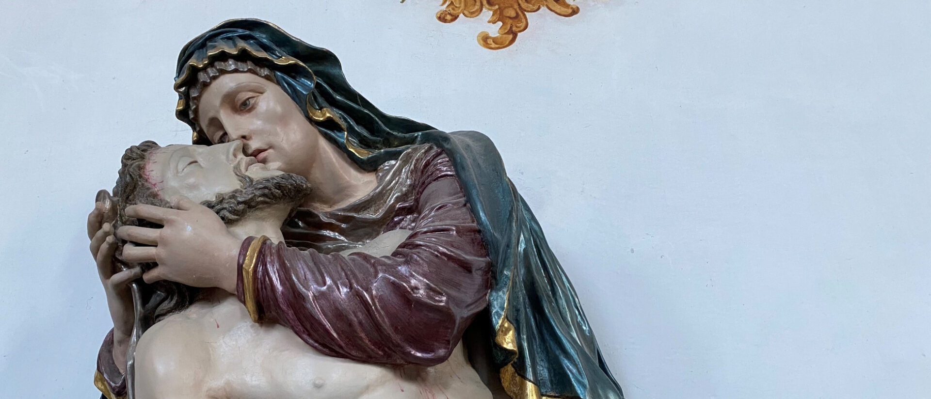 Eine ungewöhnliche Pietà: Maria küsst Jesus – gesehen in Oberammergau.