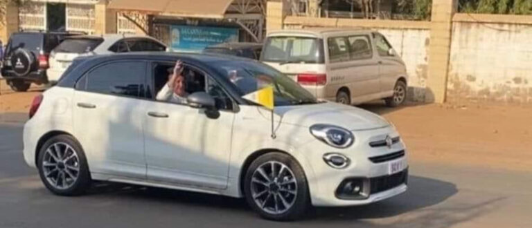 Papst Franziskus im weissen Fiat | Twitter