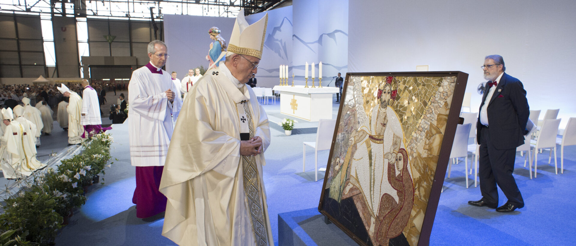 Papst Franziskus betrachtet 2018 ein Mosaik von Marko Rupnik in Genf.