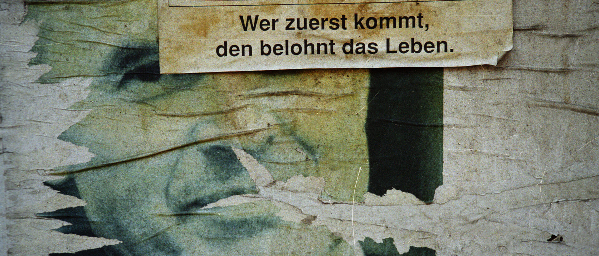 Wahlplakat von Hans Modrow in einer Berliner Plattenbau-Siedlung.