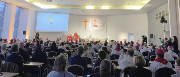 Gottesdienst bei der Europa-Etappe der Weltsynode in Prag. | Ludwig Ring-Eifel/KNA