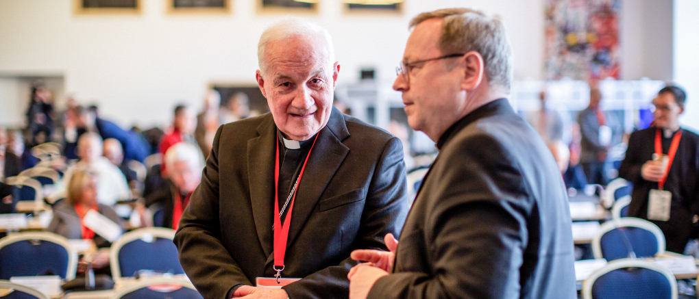 Kardinal Ouellet (links) und Bischof Bätzing an der Synode in Prag, 2023