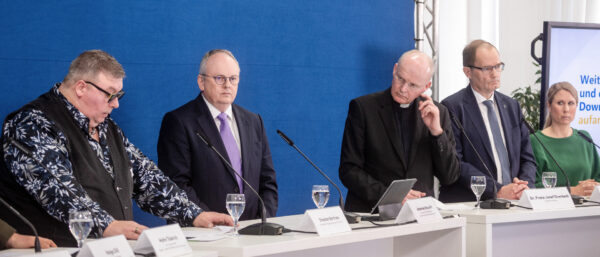 Franz-Josef Overbeck, Bischof von Essen (3.v.r.)| Andre Zelck/KNA