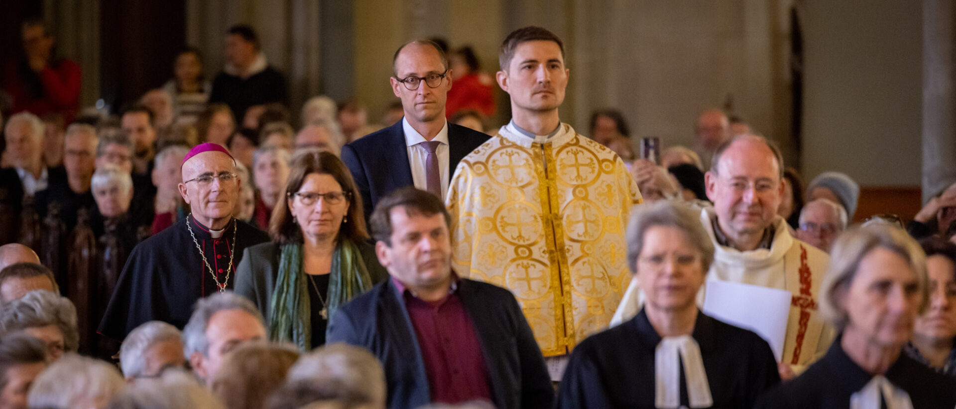 Einzug zum Friedensgebet im Berner Münster: Bischof Joseph Maria Bonnemain, Nationalratspräsident Martin Candinas (hinten) und Priester Nazar Zatorskyy, Februar 2023