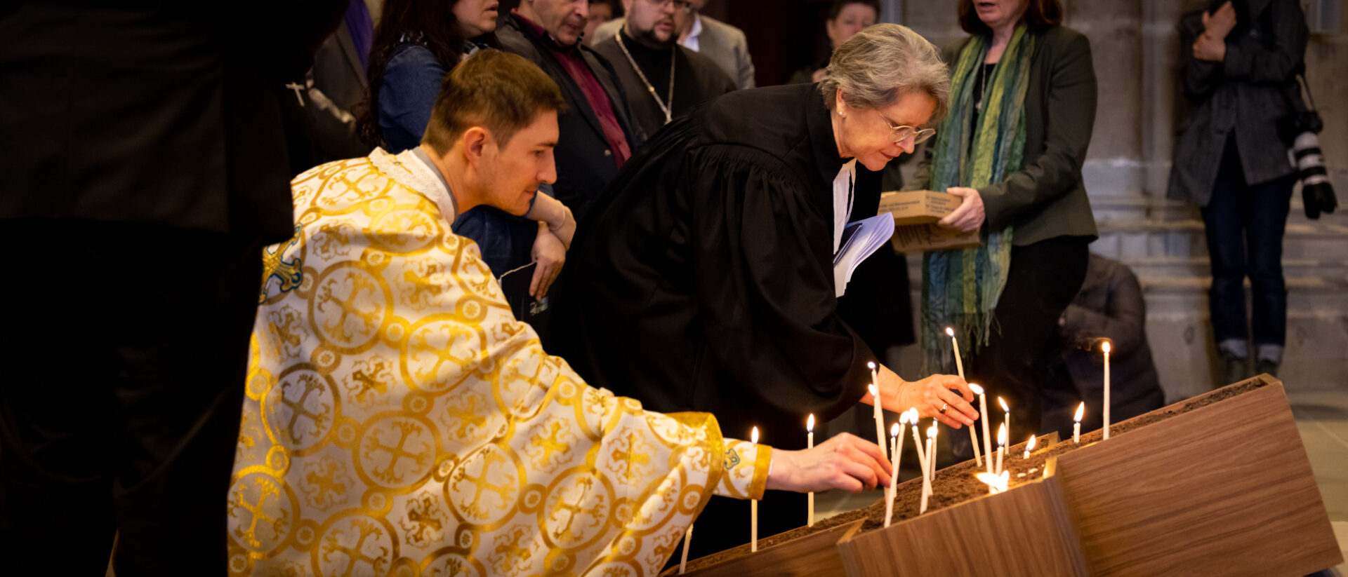 Der ukrainische Priester Nazar Zatorskyy und die oberste Reformierte Rita Famos entzünden Kerzen für den Frieden, Februar 2023