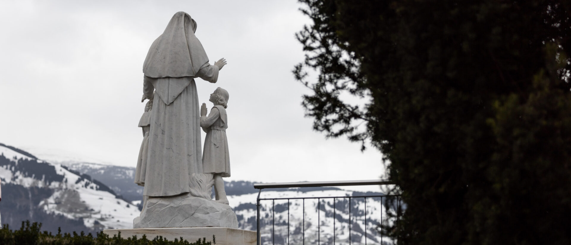 Ordensfrau mit zwei Mädchen: Statuen vor dem Kloster St. Elisabeth in Schaan