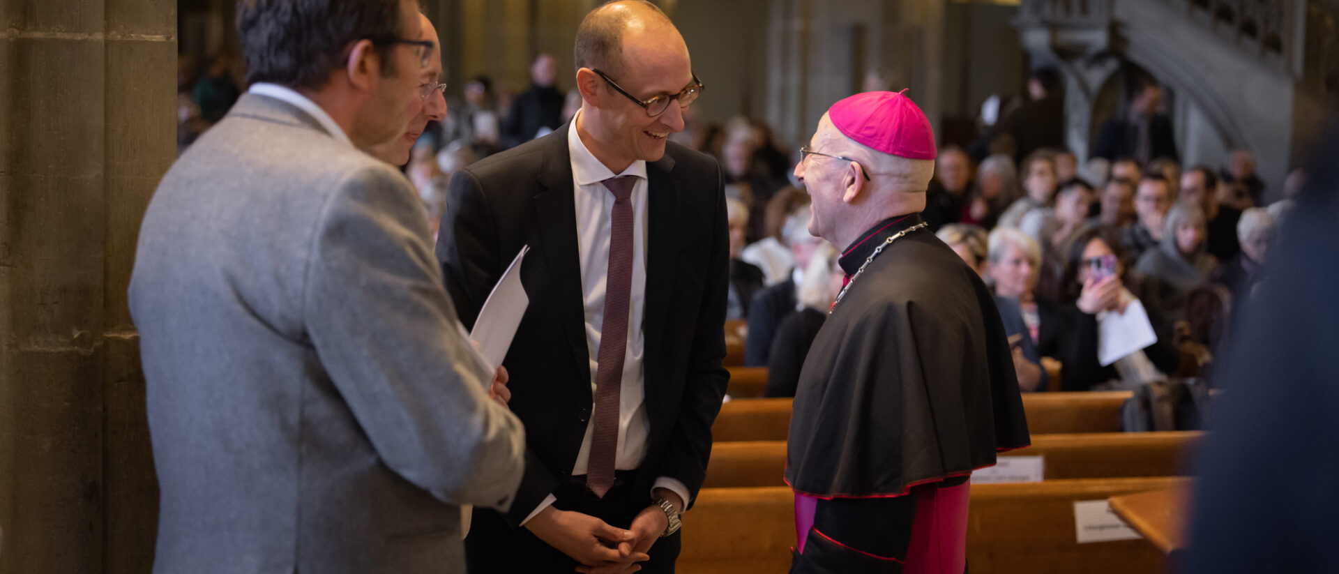 Bischof Joseph Maria Bonnemain spricht mit Nationalratspräsident Martin Candinas, Februar 2023