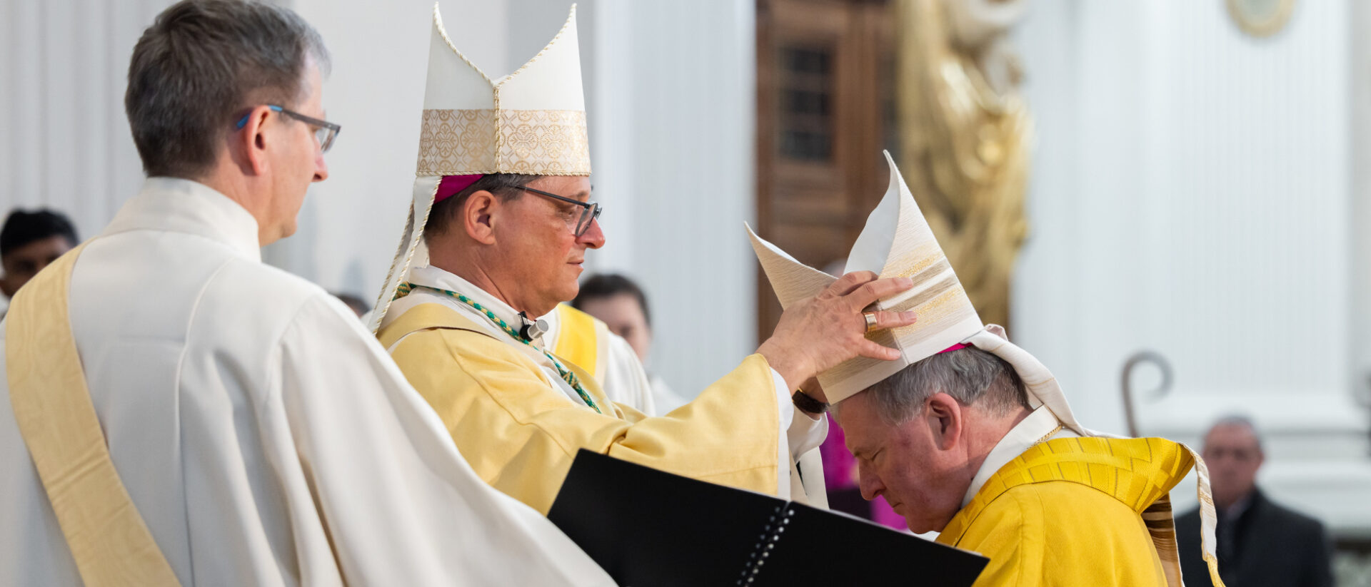 Bischofsweihe in Solothurn: Bischof Felix Gmür setzt Josef Stübi die Mitra auf.