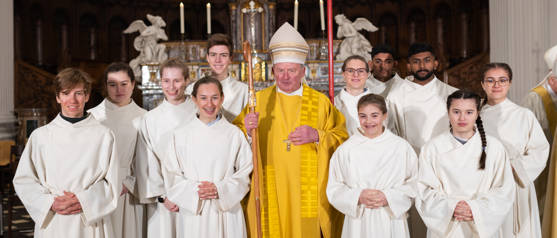 Weihbischof Josef Stübi und seine Ministrantinnen und Ministranten aus Baden.