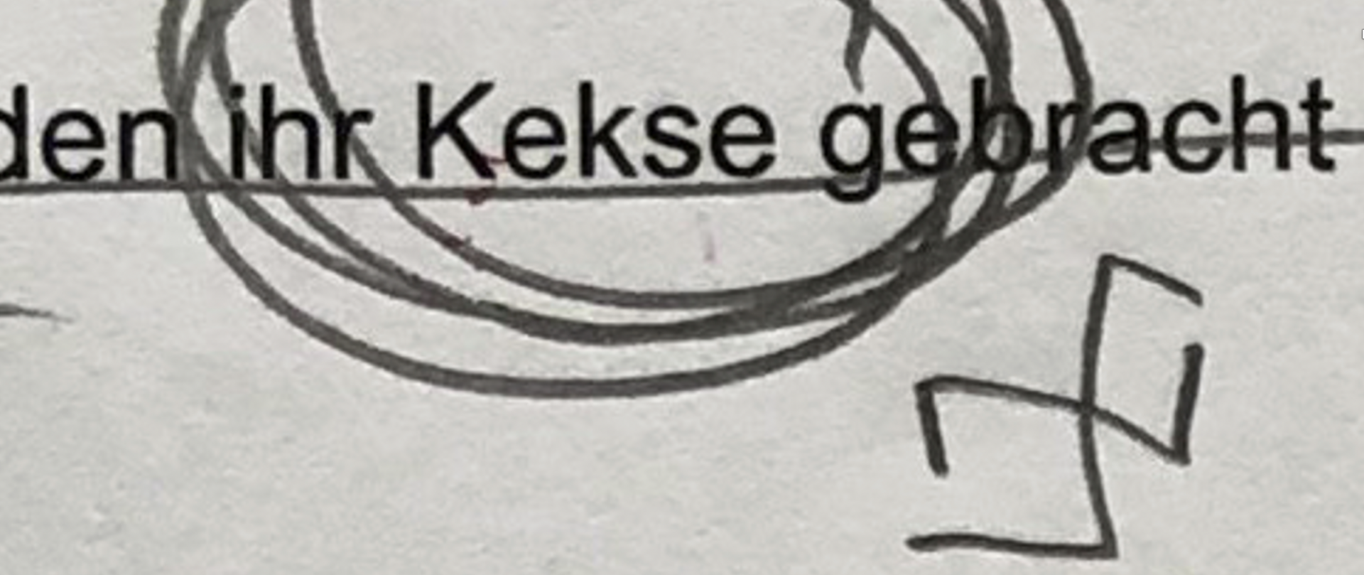 "Kekse" klingt in Schweizer Ohren sehr deutsch. Finn Canonica strich das Wort durch – und schrieb ein falsches Hakenkreuz daneben