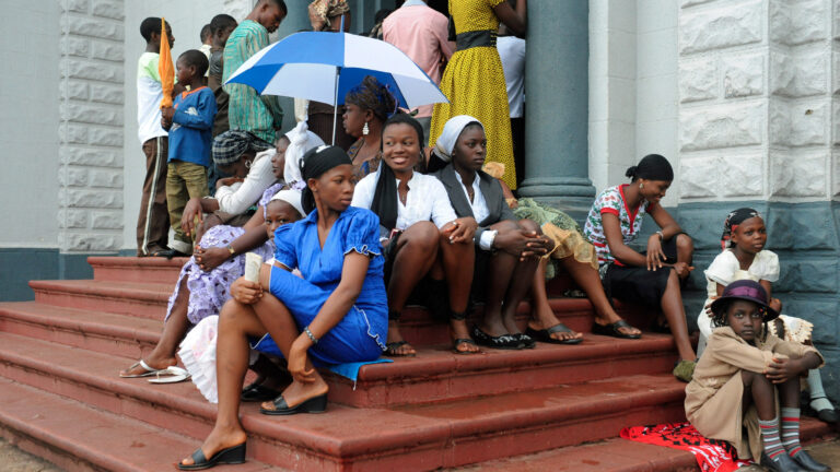 Gläubige vor der Kathedrale von Onitsha (Nigeria). | KNA