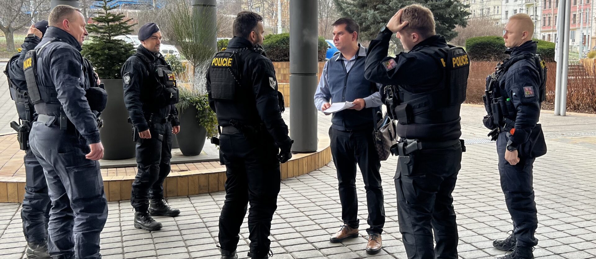 Der Tscheche Ladislav Koubek wollte an die Synodalen in Prag Flugblätter verteilen. Nun hat er Hausverbot.