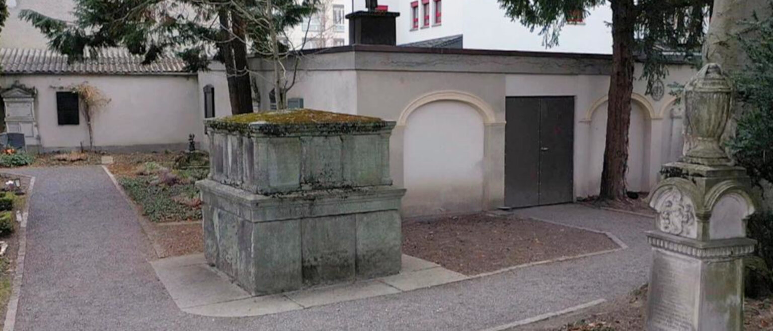 Der Nazi-Stein auf dem Friedhof in Chur | SRF