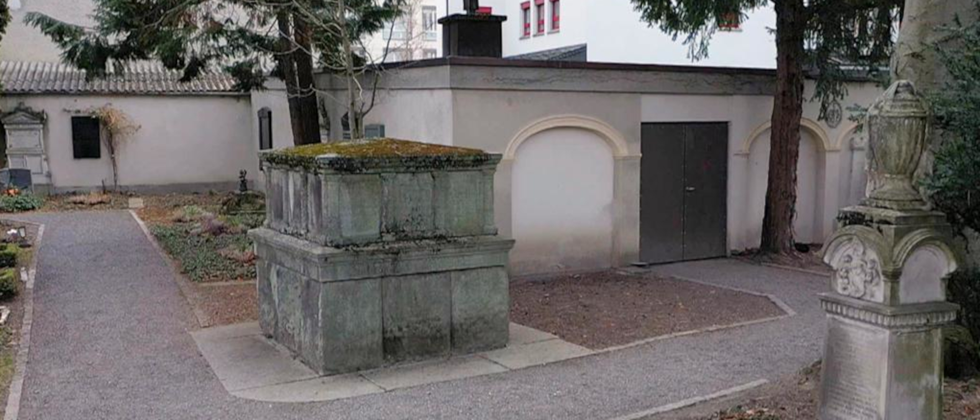 Der Nazi-Stein auf dem Friedhof in Chur