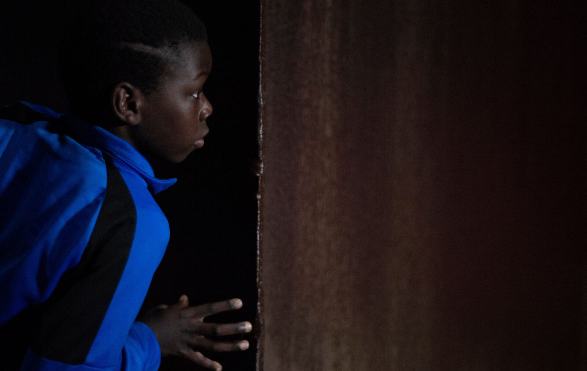 Tori (Pablo Schils) sucht verzweifelt nach Lokita (Joely Mbundu).