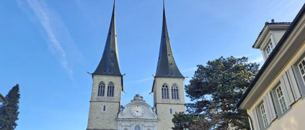 Erhabenes katholisches Wahrzeichen in Luzern: Die Hofkirche.