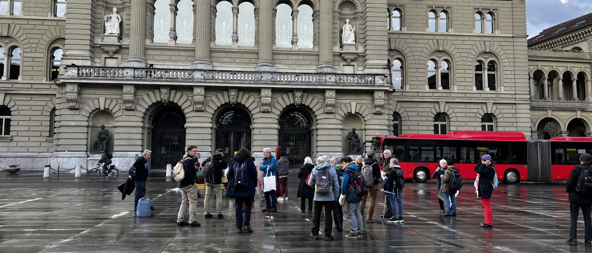 In der Regenpause: Mahnwache auf dem Bundesplatz