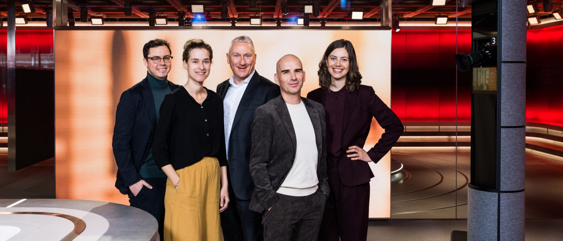 Das "Wort zum Sonntag" hat eine neue Kulisse. Seit 3. Oktober 2022 ist ein neues Team auf Sendung. Es besteht aus zwei Frauen und drei Männern. Lenz Kirchhofer, Ines Schaberger, Ruedi Heim, Manuel Dubach, Lea Wenger-Scherler.