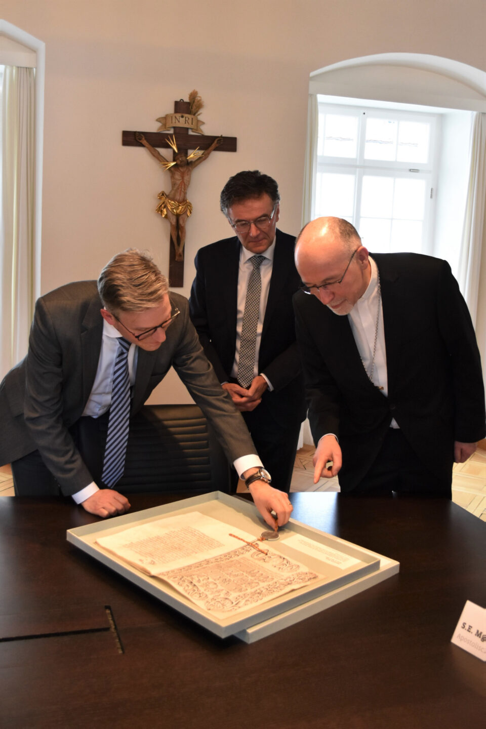 T. Franck und R. Kühne zeigen dem Nuntius die Gründungsbulle des Bistums.