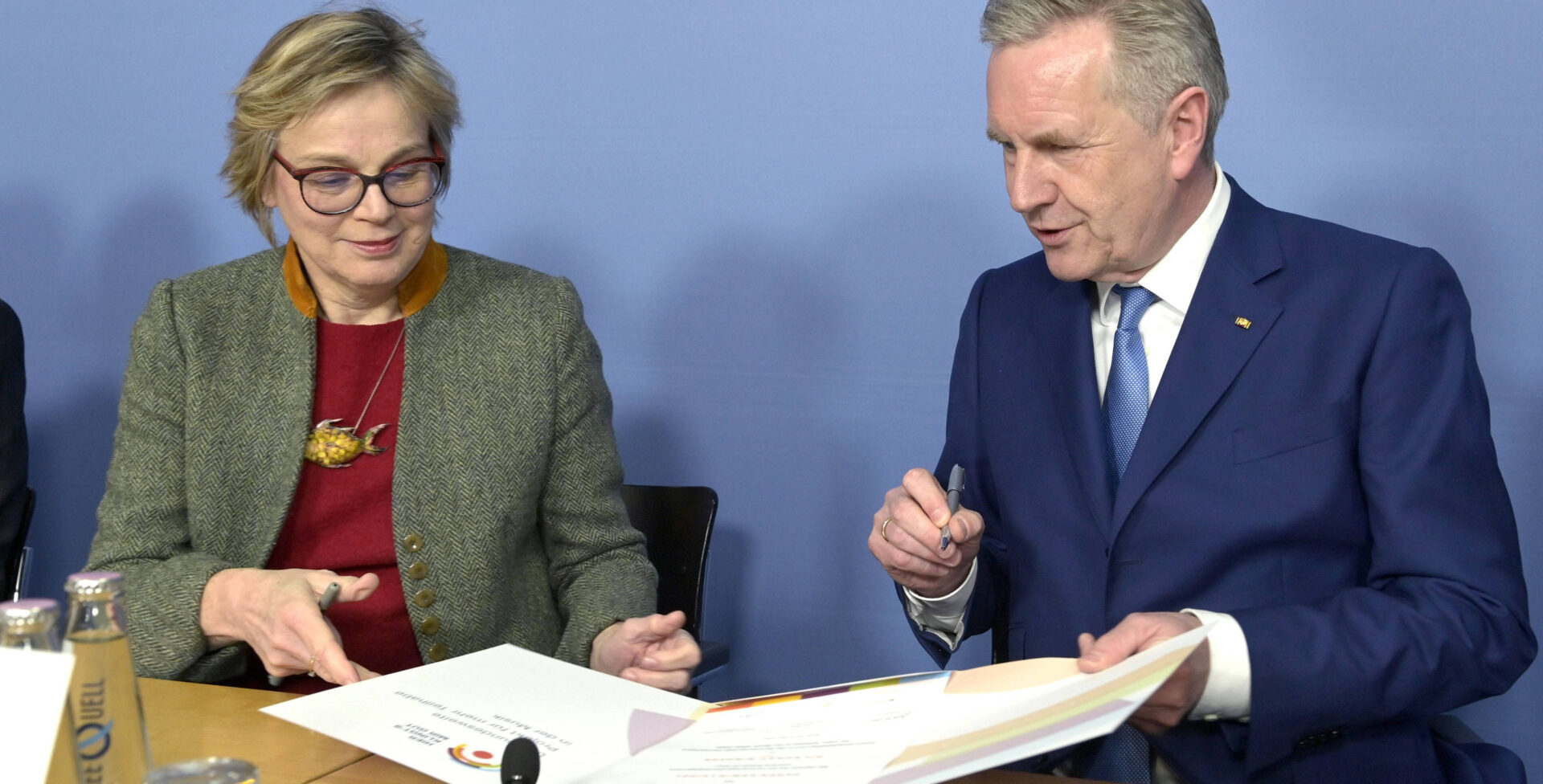 Eva Maria Welskop-Deffaa und Christian Wulff bei einer Pressekonferenz am 14. März.