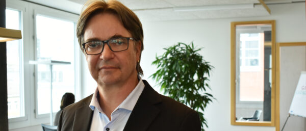 Chefredaktor Charles Martig im Newsroom von kath.ch