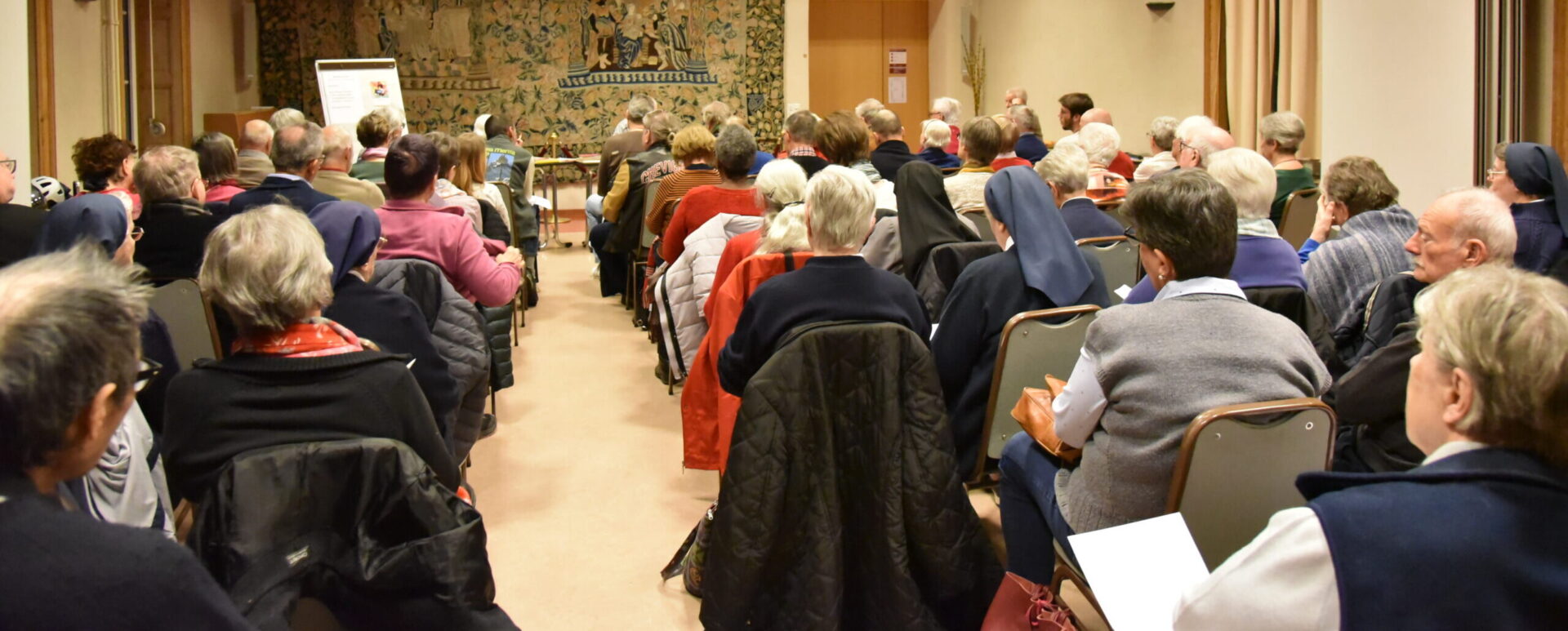 Publikum beim Plädoyer von Claude Ducarroz im Zentrum St. Ursula in Freiburg