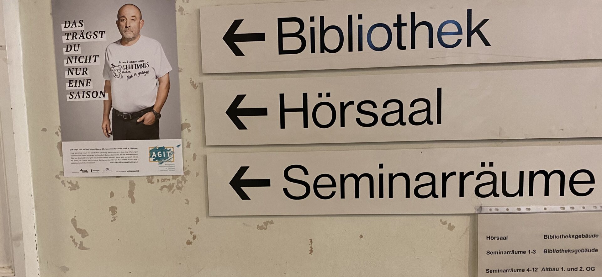 Ein Plakat im Tübinger Theologicum als Antwort auf den hausinternen MeToo-Skandal.