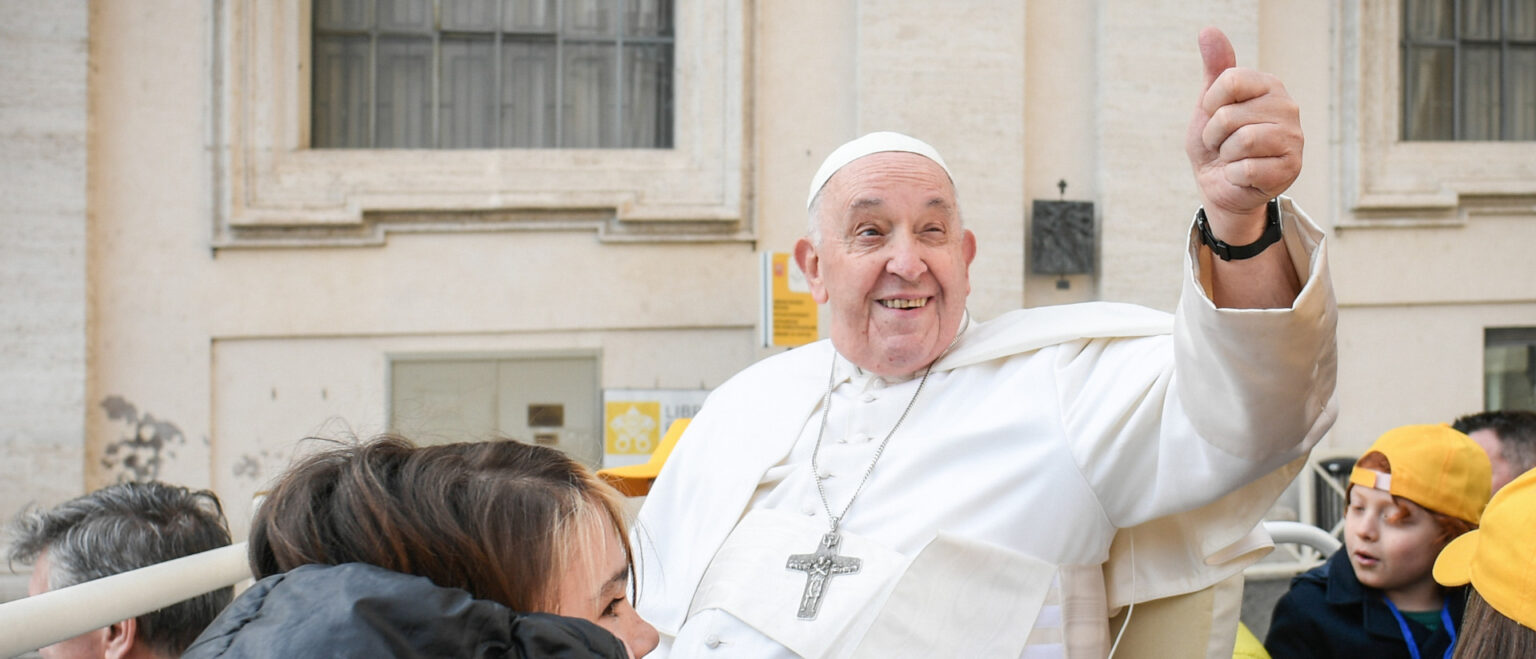 Papst Franziskus im Papamobil macht das Handzeichen "Daumen Hoch". | KNA
