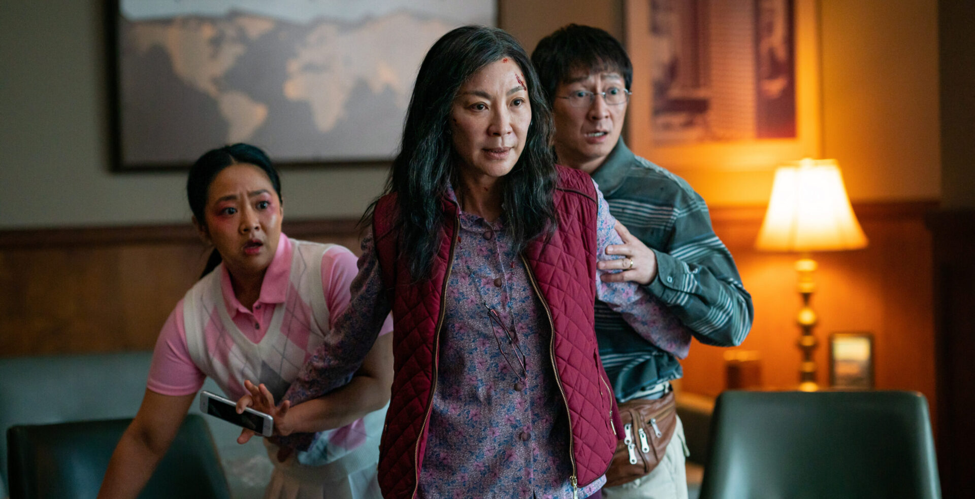 Waschsalonbesitzerin Evelyn (Michelle Yeoh) beschützt ihre Familie.