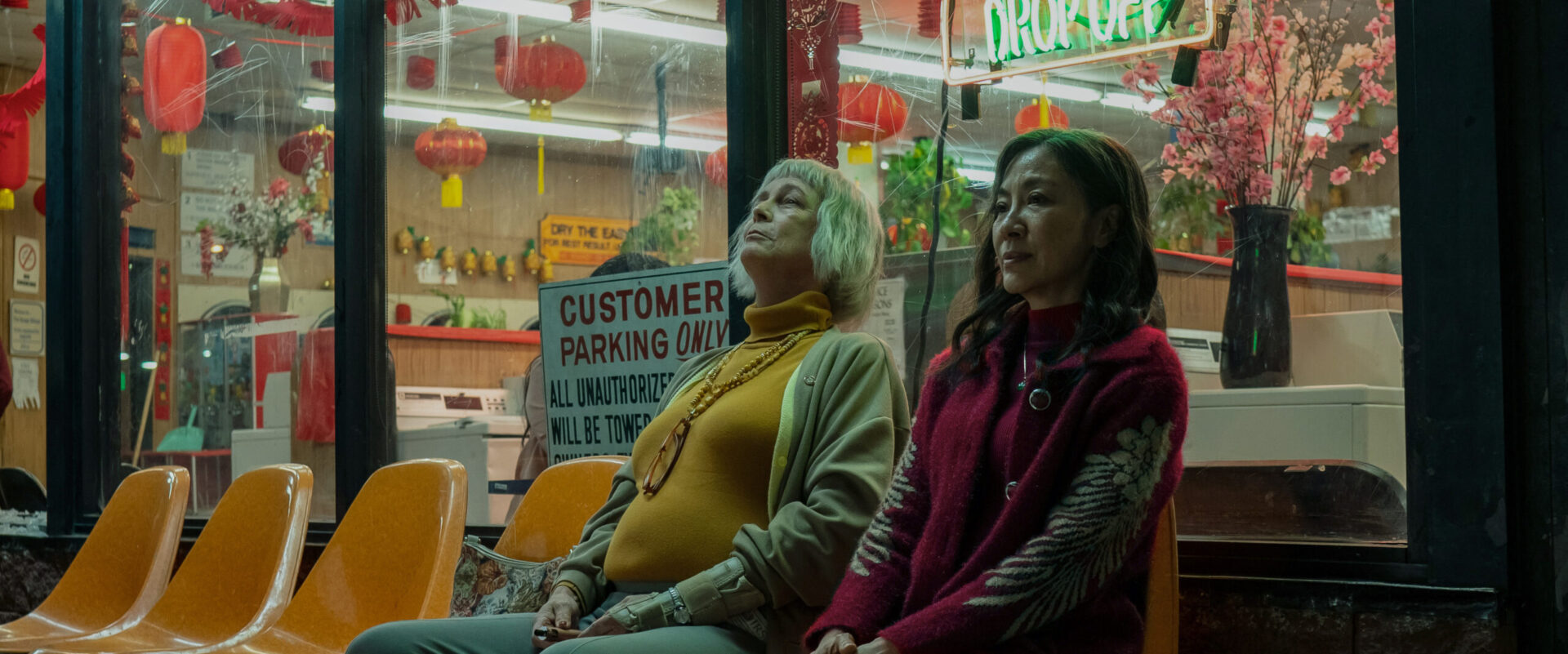 Mein wundervoller Waschsalon: Evelyn (Michelle Yeoh) und Deirdre Beaubeirdre (Jamie Lee Curtis).