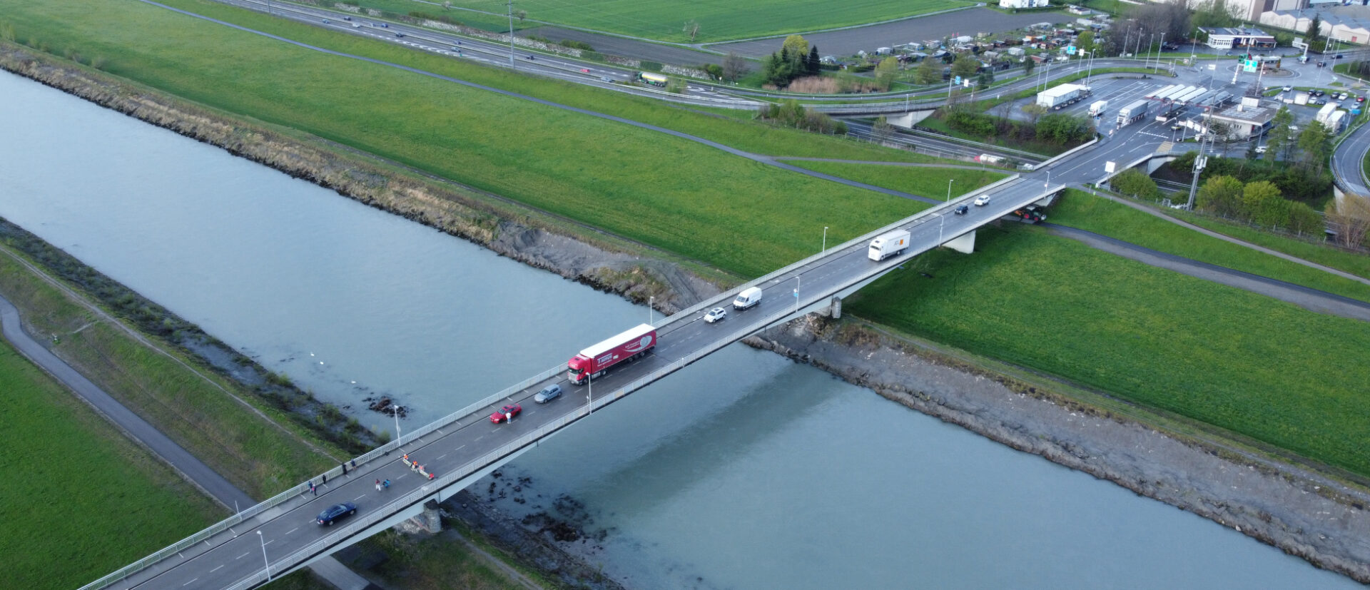 Luftaufnahme der besetzten Grenzbrücke.