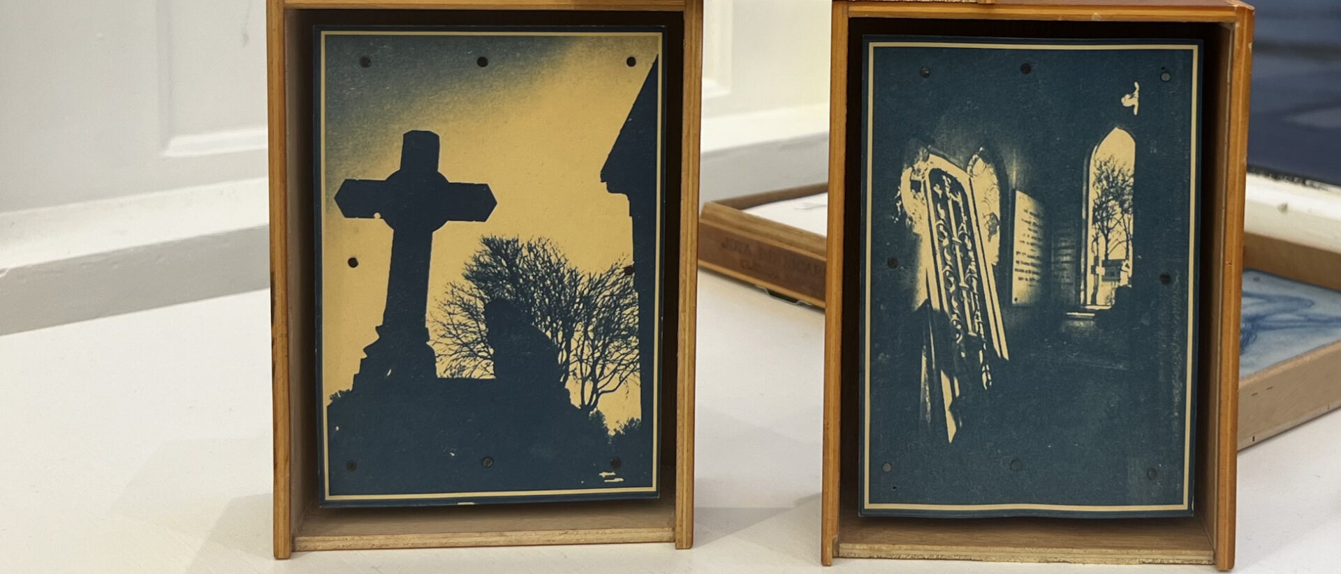 Zwei Bilder mit Motiven des Pariser Friedhofs