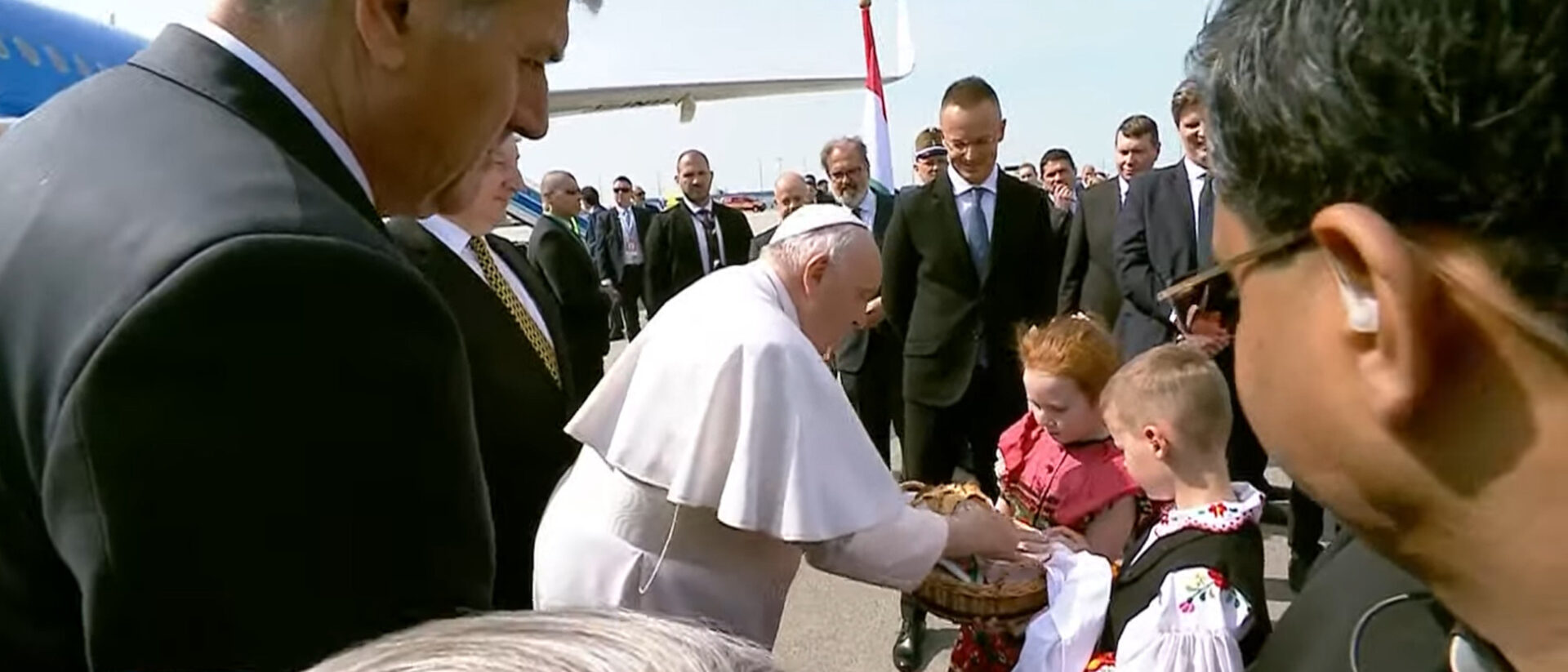 Zwei ungarische Kinder begrüssen Papst Franziskus nach der Landung auf dem Flughafen.