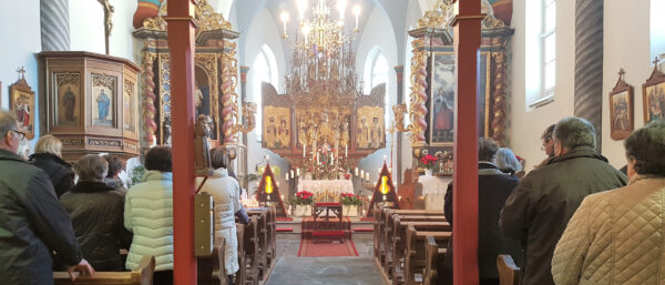 Gläubige beim Novenengebet in der Pfarrkirche St. Calixtus. | zVg