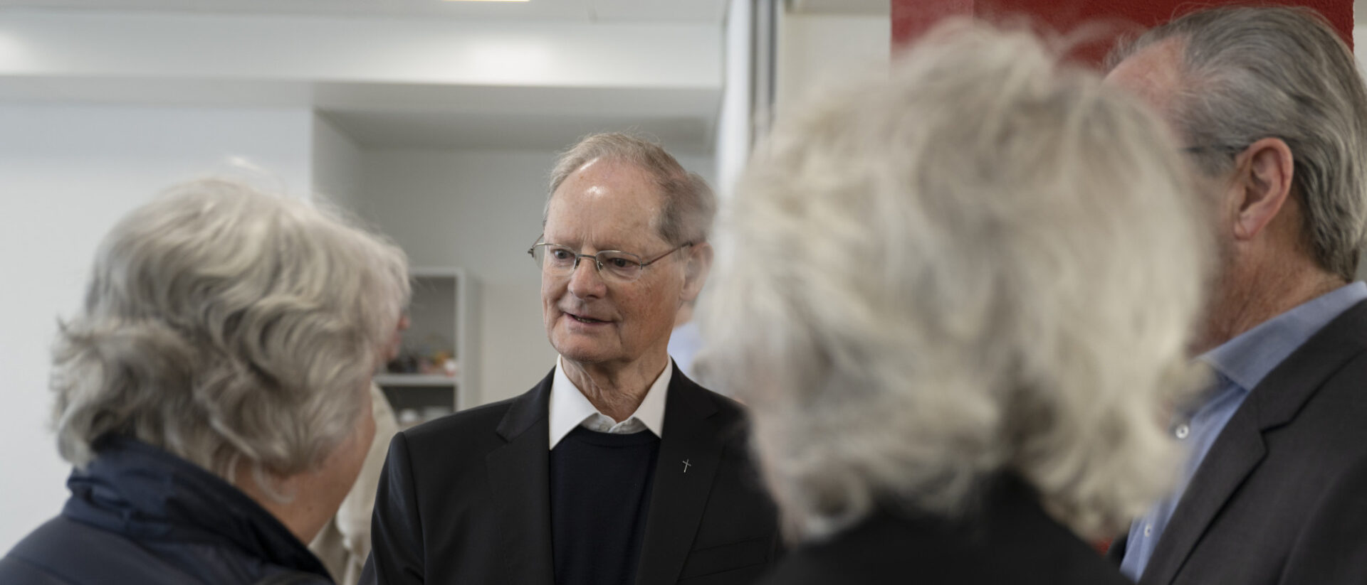 Josef Annen mit GratulantInnen beim 50. Priesterjubiläum
