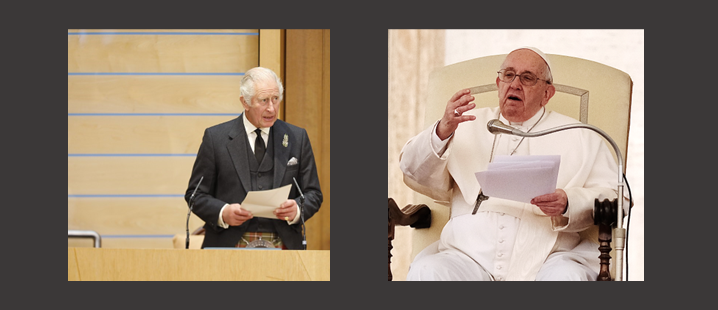 Charles III. im Schottischen Parlament (13.09.2022) und Franziskus an Generalaudienz (04.05.2022).