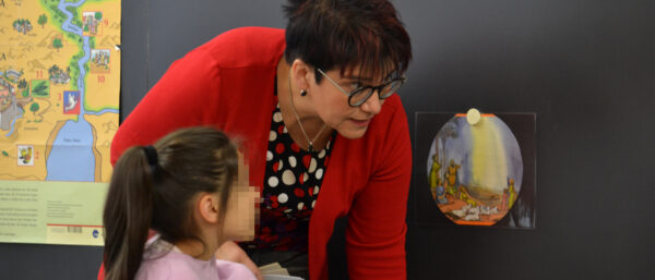 Religionslehrerin und Schülerin besprechen ein biblisches Bild. | Regula Pfeifer